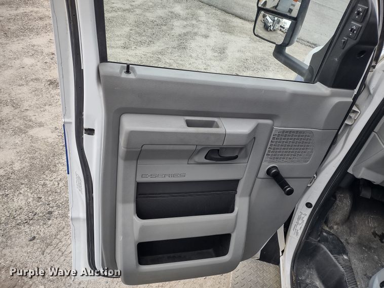 image for item DR8284 2015 Ford E450 Super Duty El Dorado  shuttle bus