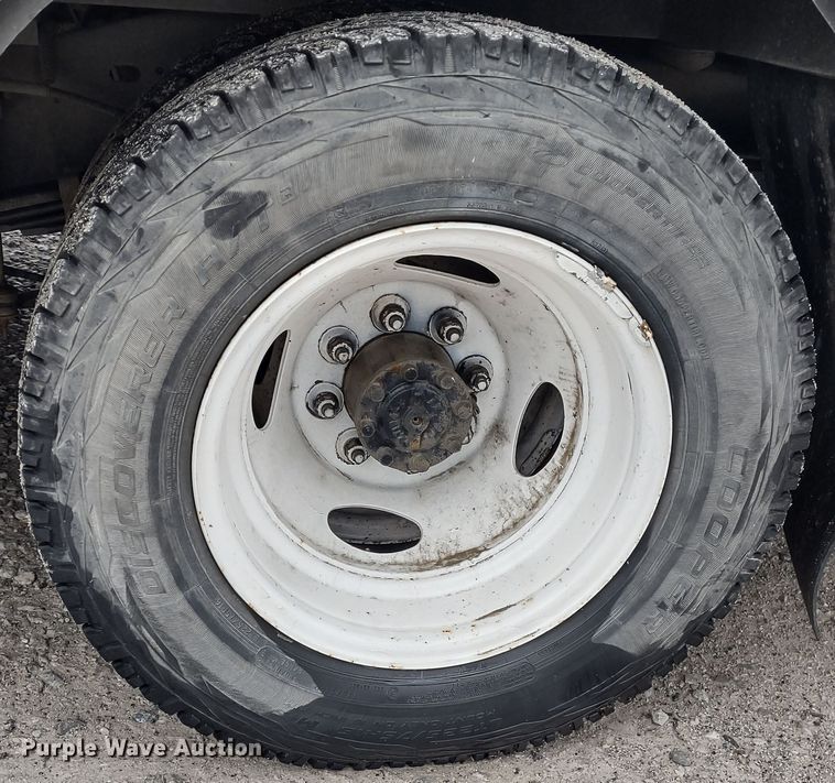 image for item DR8284 2015 Ford E450 Super Duty El Dorado  shuttle bus