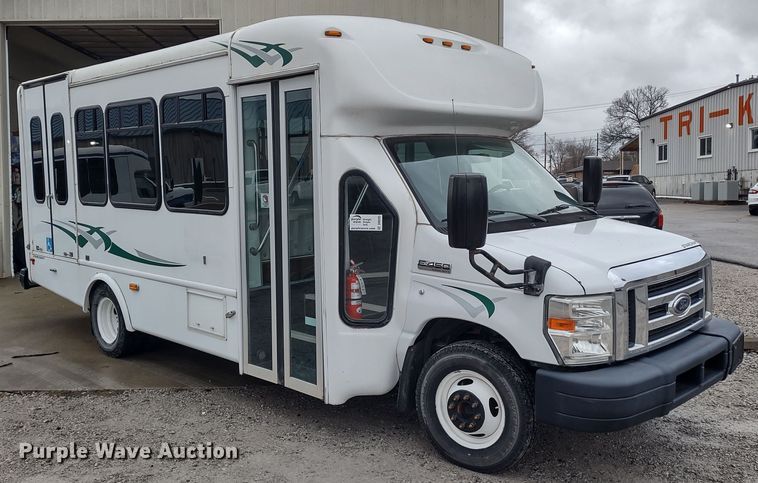 image for item DR8285 2013 Ford E450 Super Duty  shuttle bus
