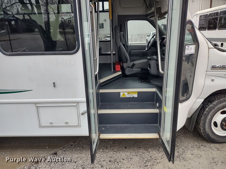 image for item DR8285 2013 Ford E450 Super Duty  shuttle bus