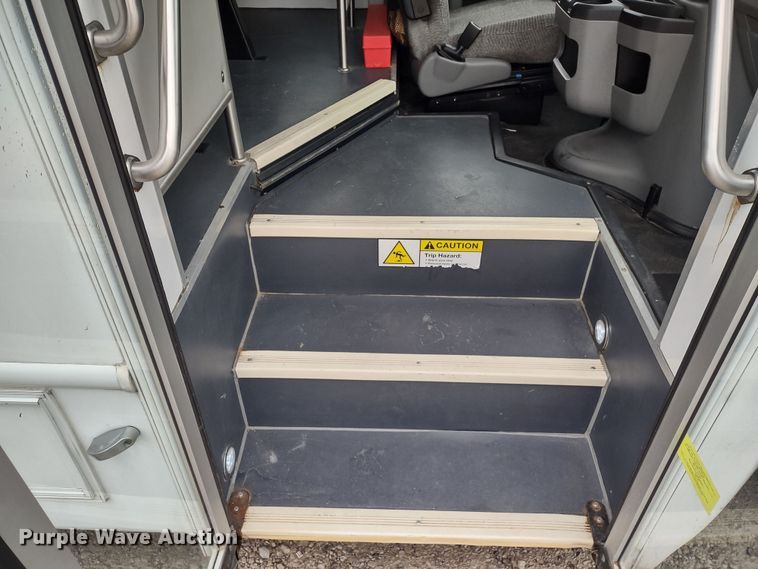 image for item DR8285 2013 Ford E450 Super Duty  shuttle bus