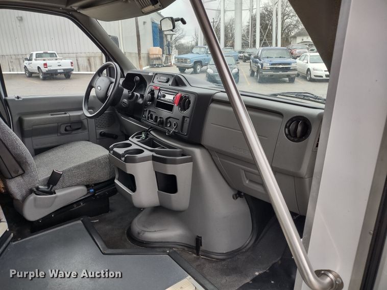 image for item DR8285 2013 Ford E450 Super Duty  shuttle bus