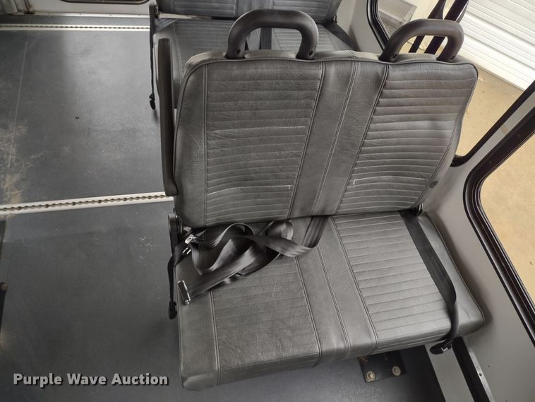 image for item DR8285 2013 Ford E450 Super Duty  shuttle bus