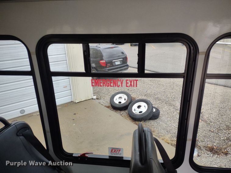 image for item DR8285 2013 Ford E450 Super Duty  shuttle bus