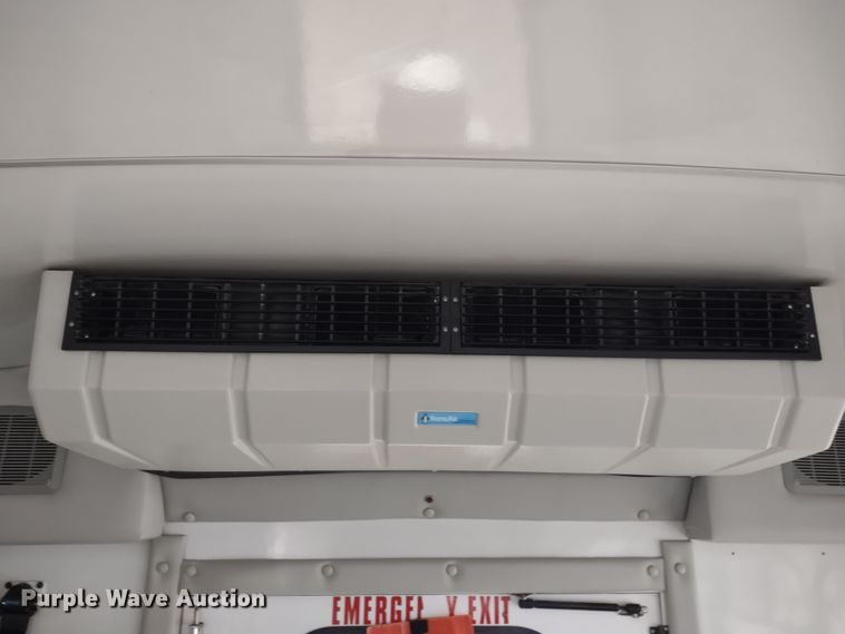 image for item DR8285 2013 Ford E450 Super Duty  shuttle bus