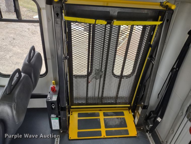 image for item DR8285 2013 Ford E450 Super Duty  shuttle bus