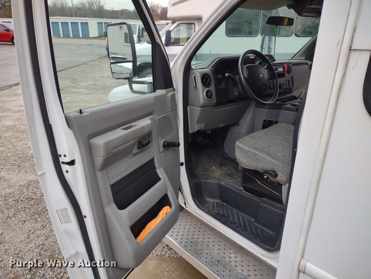 image for item DR8285 2013 Ford E450 Super Duty  shuttle bus