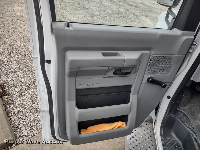 image for item DR8285 2013 Ford E450 Super Duty  shuttle bus