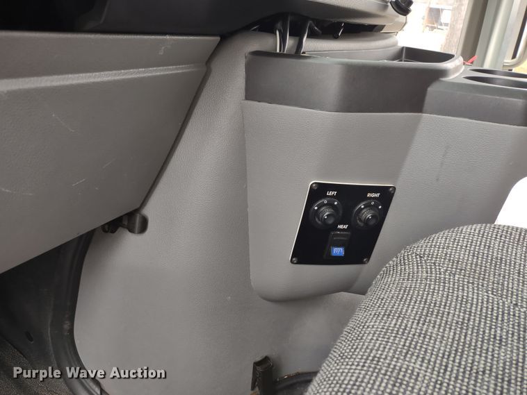 image for item DR8285 2013 Ford E450 Super Duty  shuttle bus