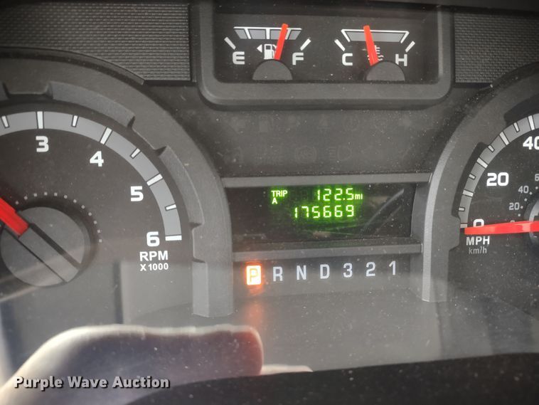 image for item DR8285 2013 Ford E450 Super Duty  shuttle bus