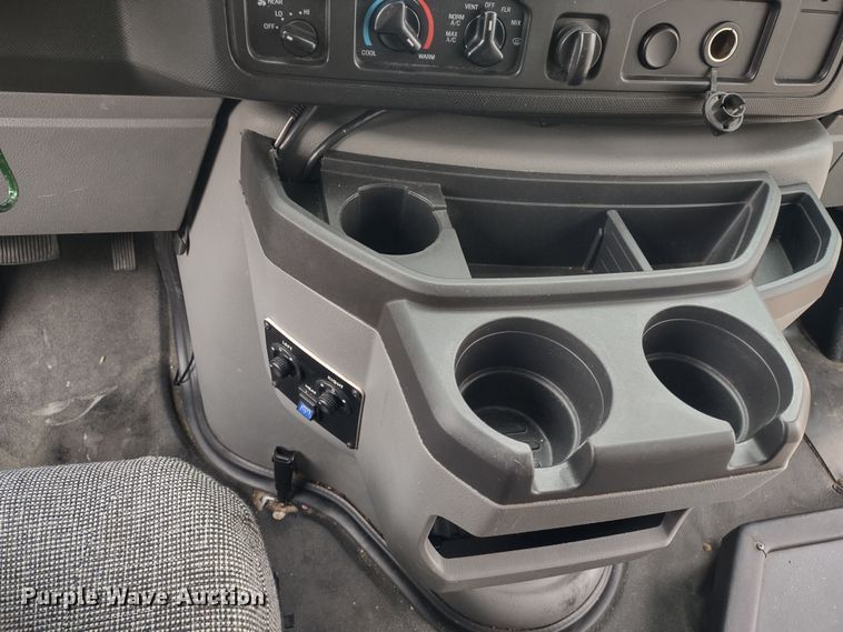 image for item DR8285 2013 Ford E450 Super Duty  shuttle bus