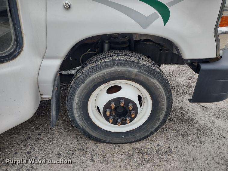 image for item DR8285 2013 Ford E450 Super Duty  shuttle bus