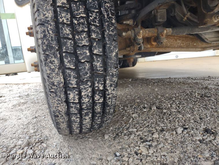 image for item DR8285 2013 Ford E450 Super Duty  shuttle bus