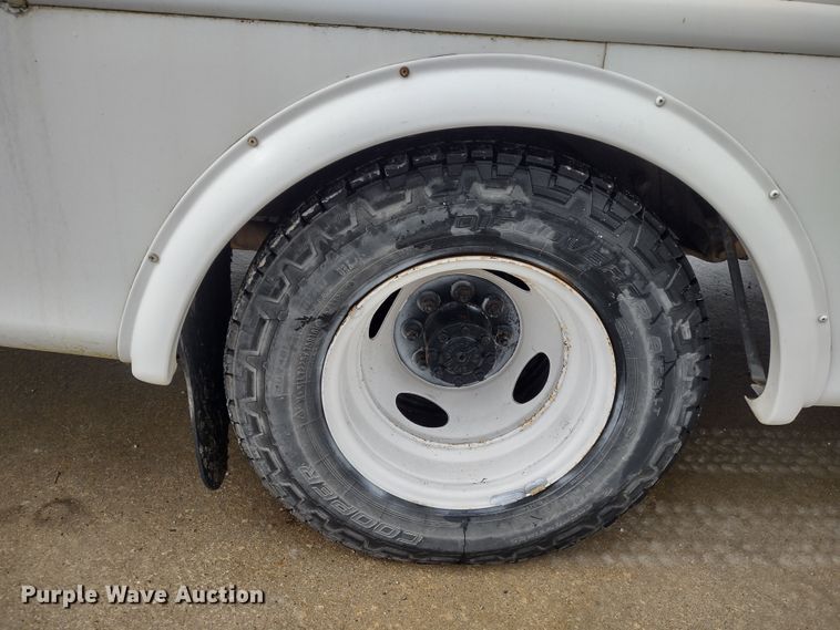 image for item DR8285 2013 Ford E450 Super Duty  shuttle bus