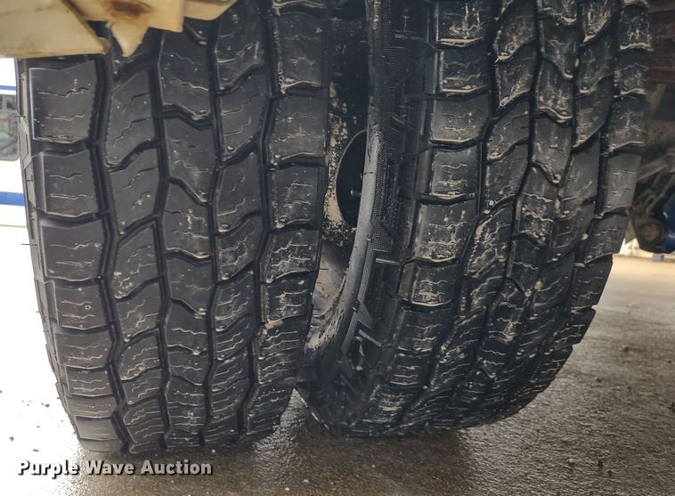 image for item DR8285 2013 Ford E450 Super Duty  shuttle bus