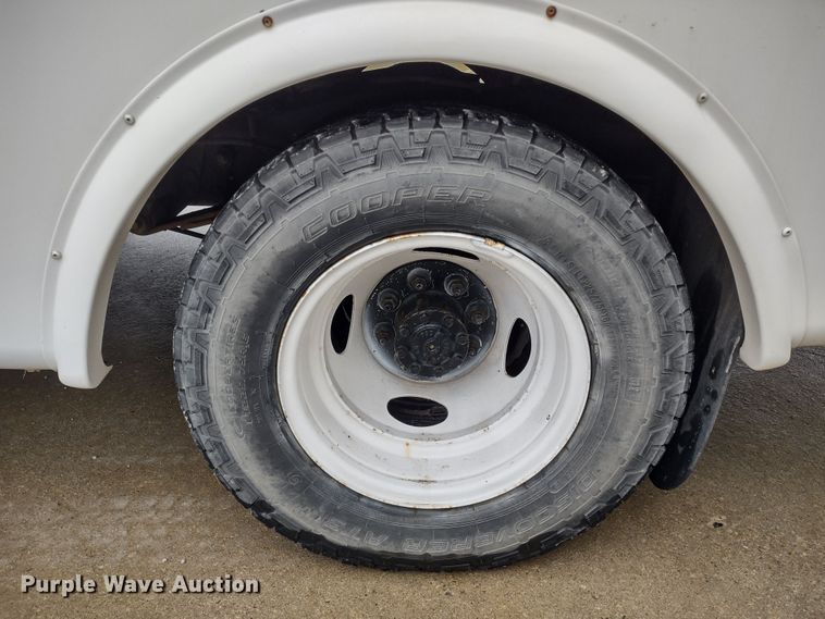 image for item DR8285 2013 Ford E450 Super Duty  shuttle bus