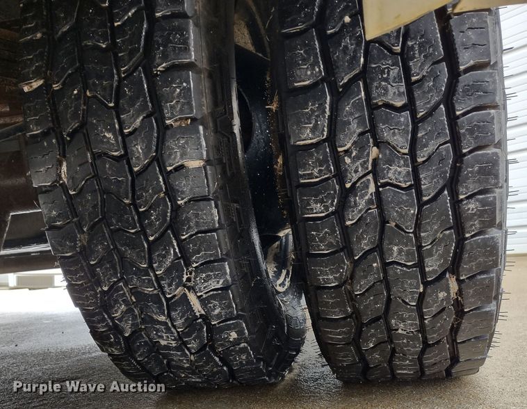 image for item DR8285 2013 Ford E450 Super Duty  shuttle bus