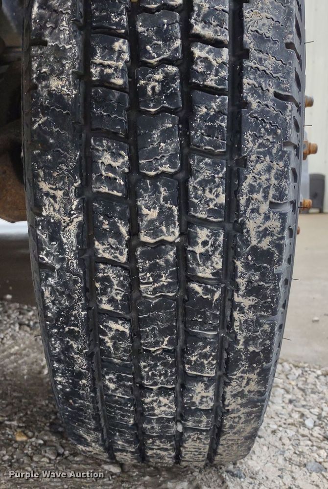 image for item DR8285 2013 Ford E450 Super Duty  shuttle bus