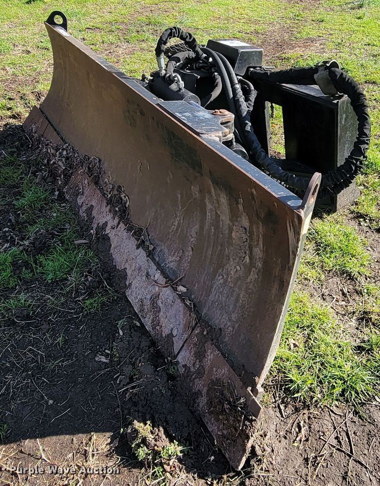 image for item HG9467 2011 Caterpillar  skid steer dozer blade