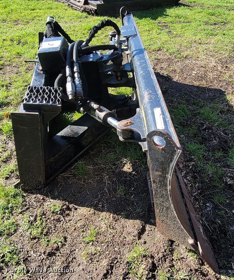 image for item HG9467 2011 Caterpillar  skid steer dozer blade