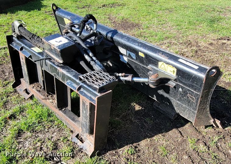 image for item HG9467 2011 Caterpillar  skid steer dozer blade