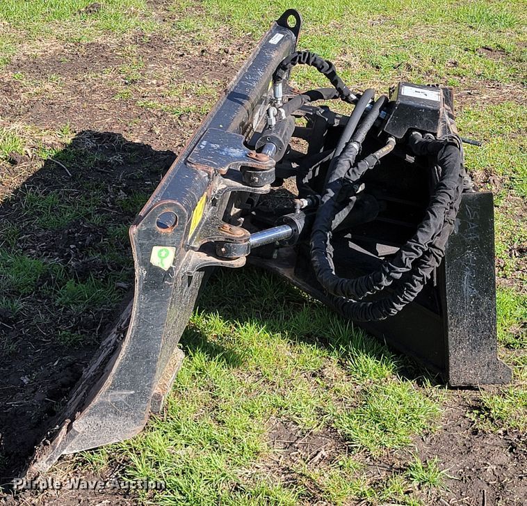 image for item HG9467 2011 Caterpillar  skid steer dozer blade