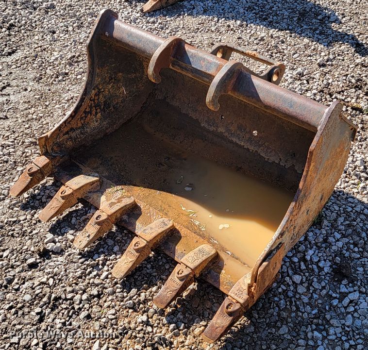 image for item HG9472 Bobcat CL3  excavator bucket