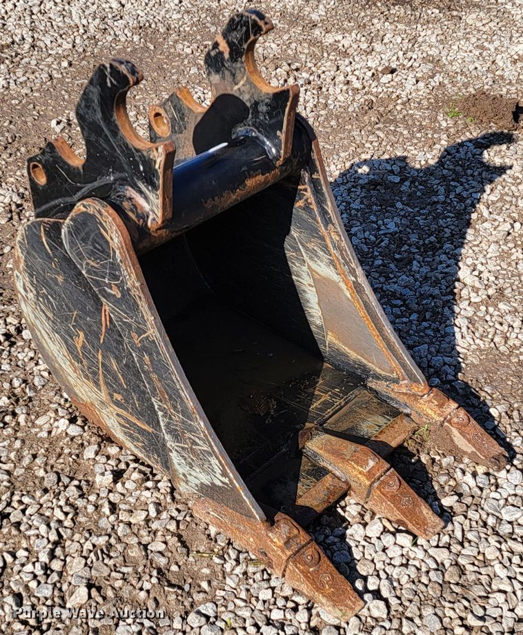 image for item HG9473 Kubota  excavator bucket