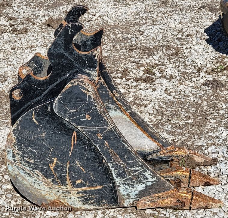 image for item HG9473 Kubota  excavator bucket