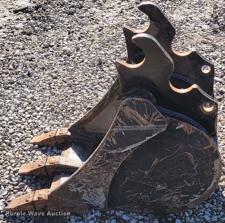 image for item HG9473 Kubota  excavator bucket