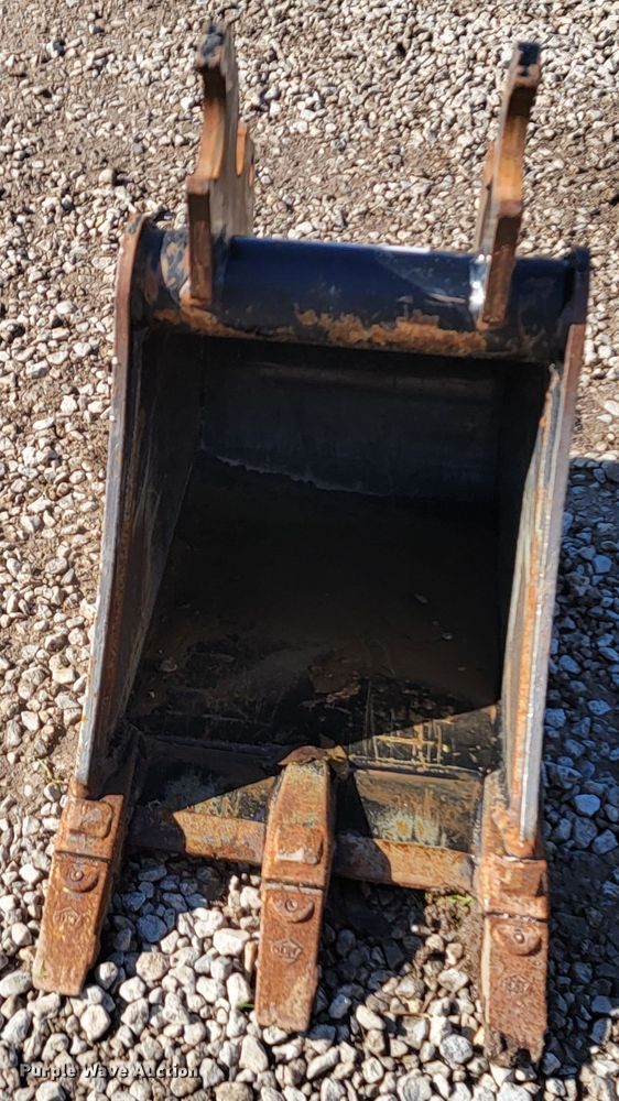 image for item HG9473 Kubota  excavator bucket