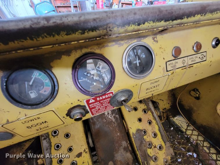 image for item HG9488 1977 New Holland L35  skid steer loader