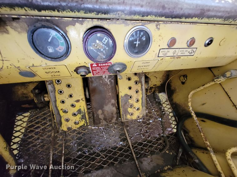 image for item HG9488 1977 New Holland L35  skid steer loader