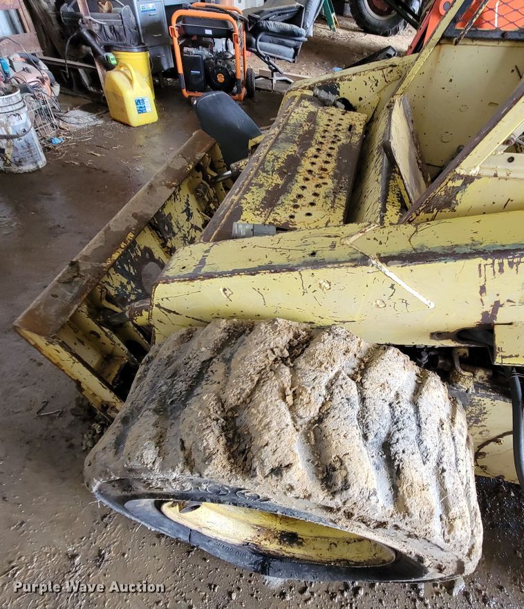 image for item HG9488 1977 New Holland L35  skid steer loader