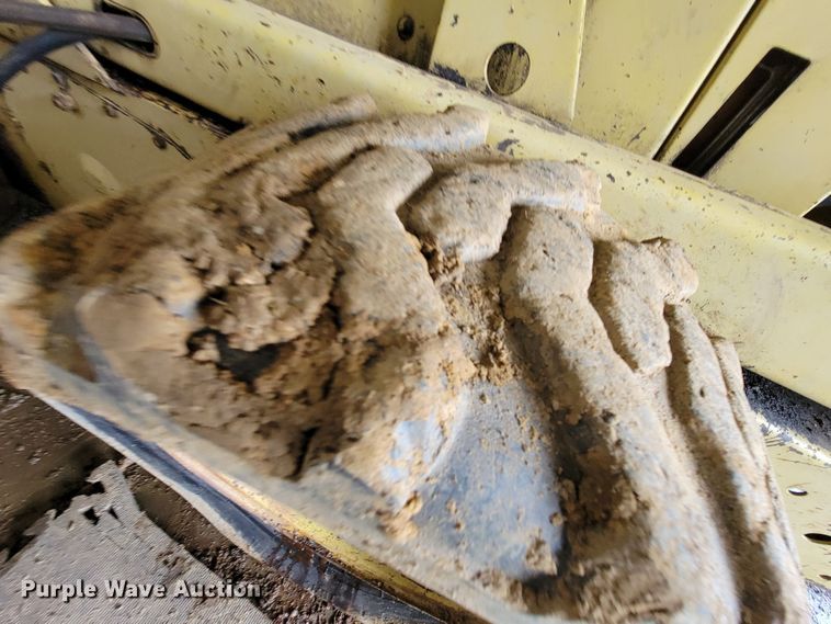 image for item HG9488 1977 New Holland L35  skid steer loader