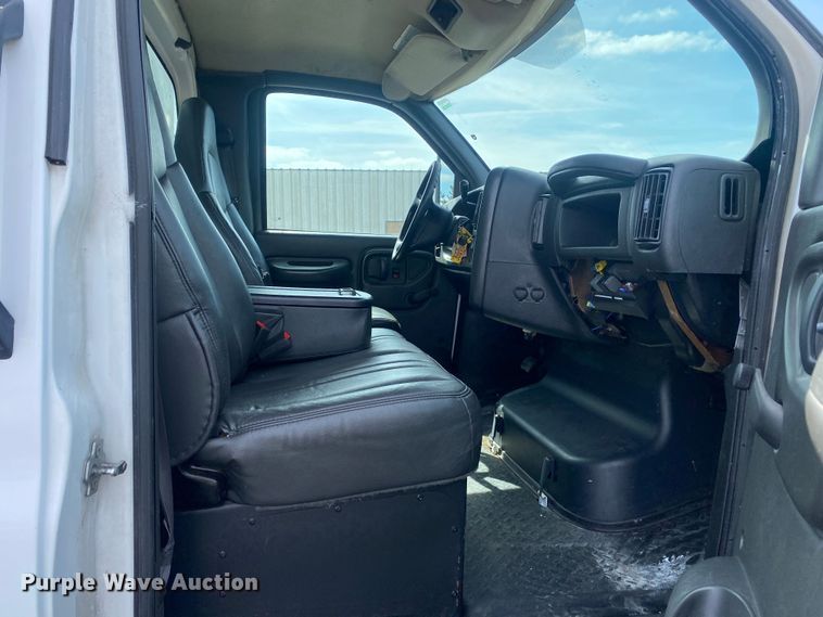 image for item KB9560 2008 GMC C5500  delivery truck