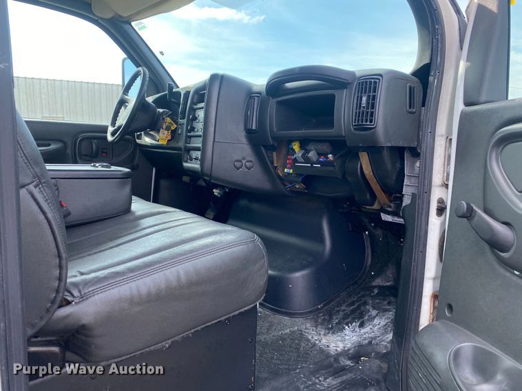 image for item KB9560 2008 GMC C5500  delivery truck