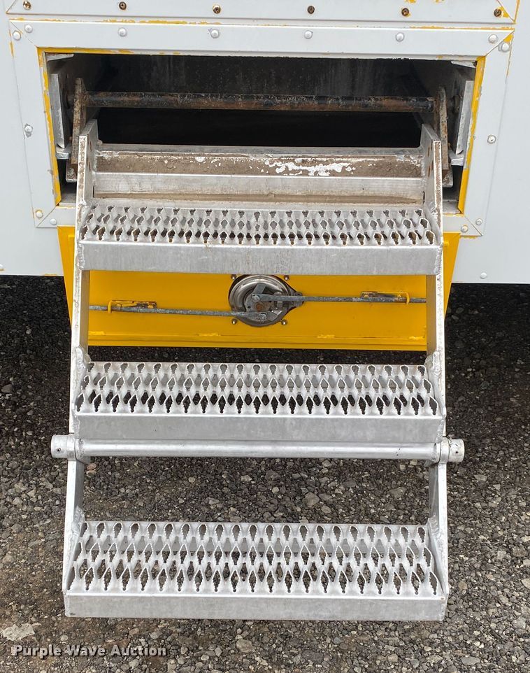 image for item KB9592 2004 International 4400  box truck