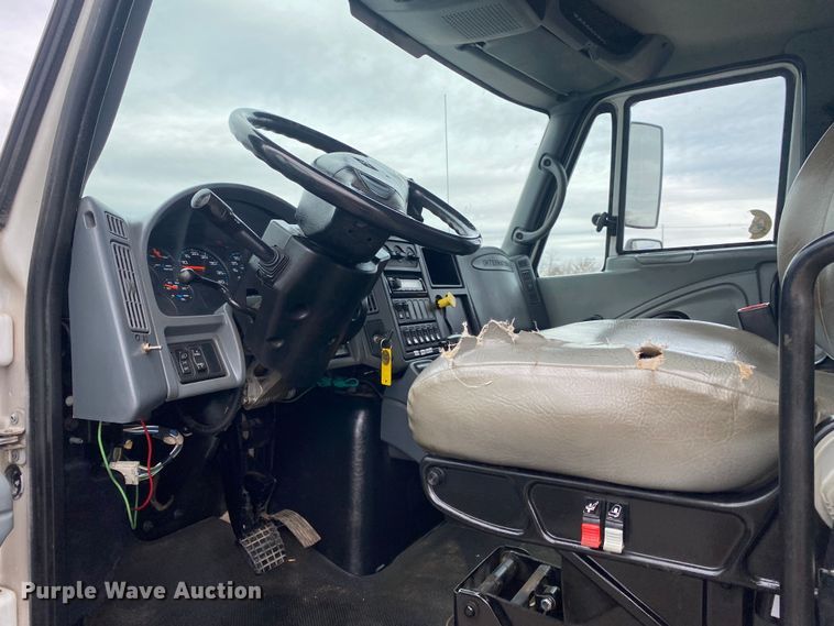 image for item KB9592 2004 International 4400  box truck