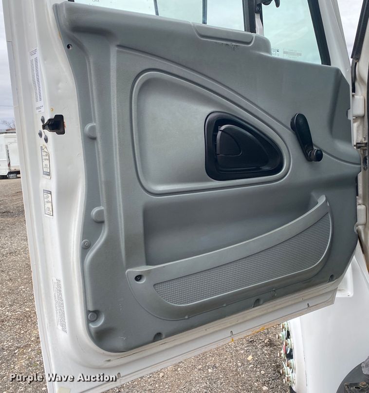 image for item KB9592 2004 International 4400  box truck