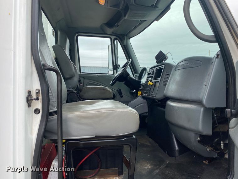 image for item KB9592 2004 International 4400  box truck