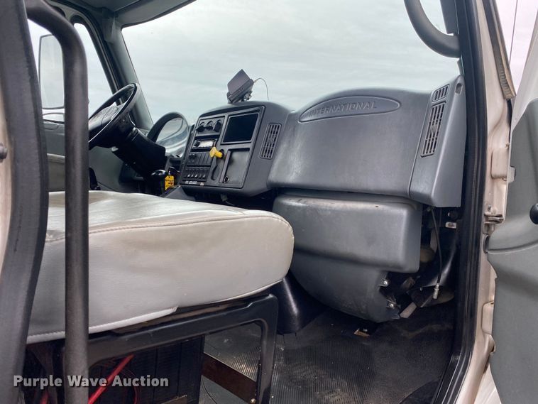 image for item KB9592 2004 International 4400  box truck