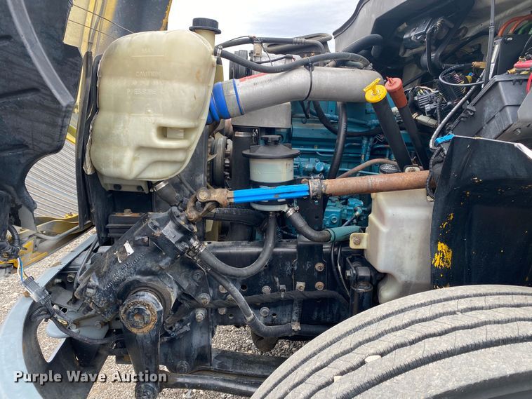 image for item KB9592 2004 International 4400  box truck