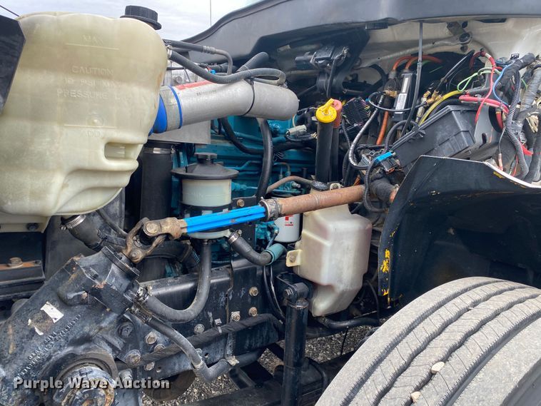 image for item KB9592 2004 International 4400  box truck