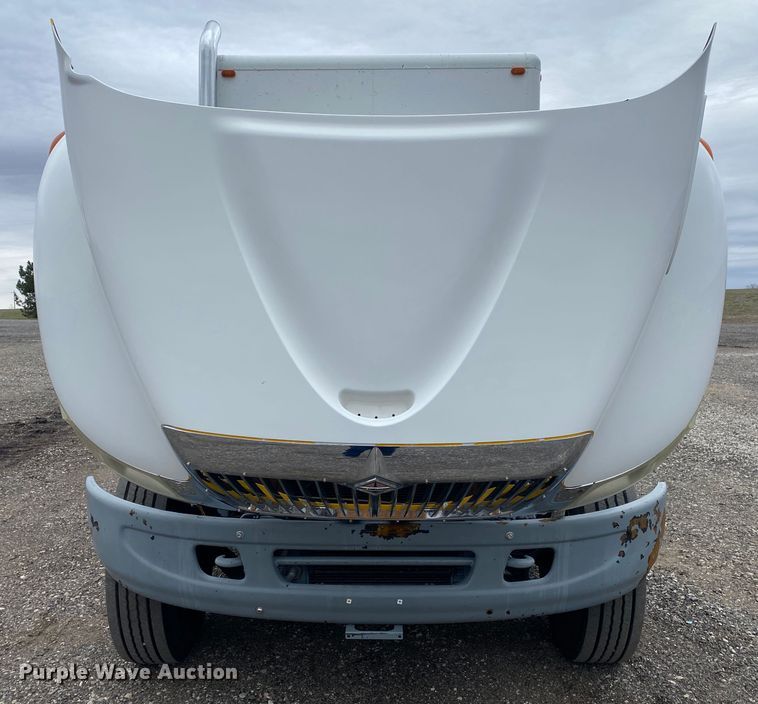 image for item KB9592 2004 International 4400  box truck