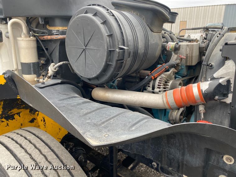 image for item KB9592 2004 International 4400  box truck