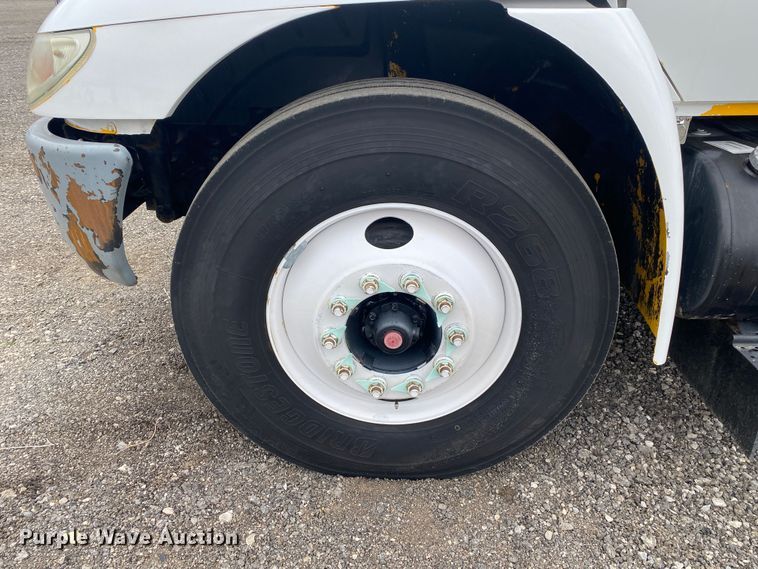 image for item KB9592 2004 International 4400  box truck