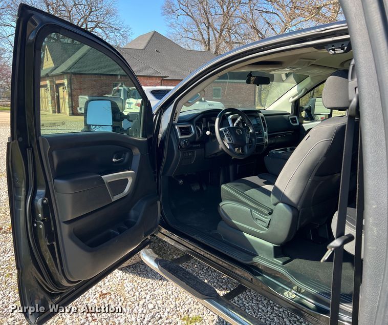 image for item KR9415 2017 Nissan Titan  King Cab pickup truck