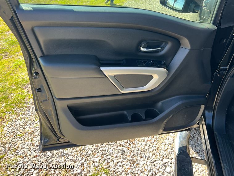 image for item KR9415 2017 Nissan Titan  King Cab pickup truck