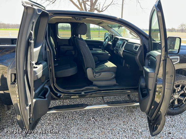 image for item KR9415 2017 Nissan Titan  King Cab pickup truck